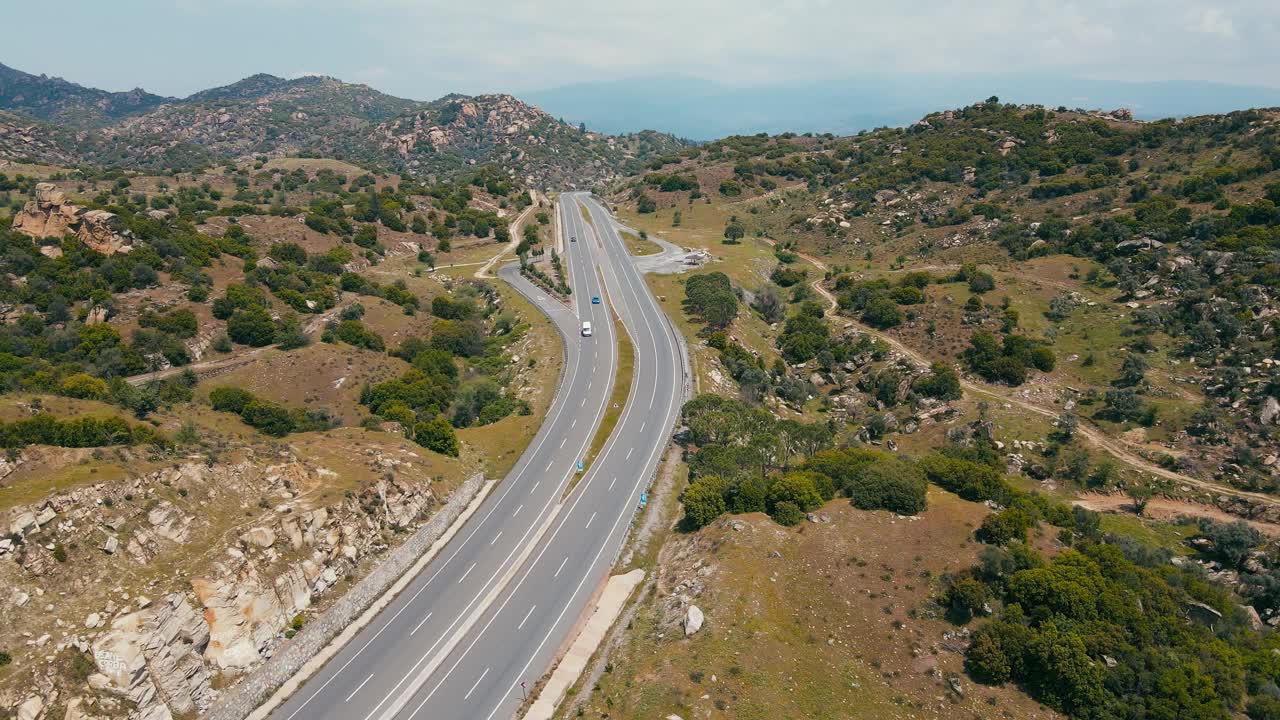 山上有沥青公路，在阳光明媚的夏日视频素材