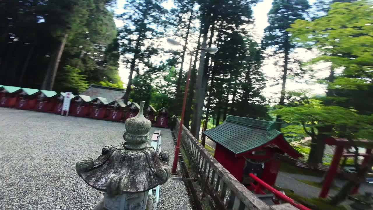 FPV飞过有一排排鸟居门的日本神社视频下载