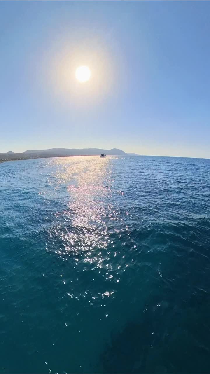 一对年轻夫妇在海上游船上旅行视频素材