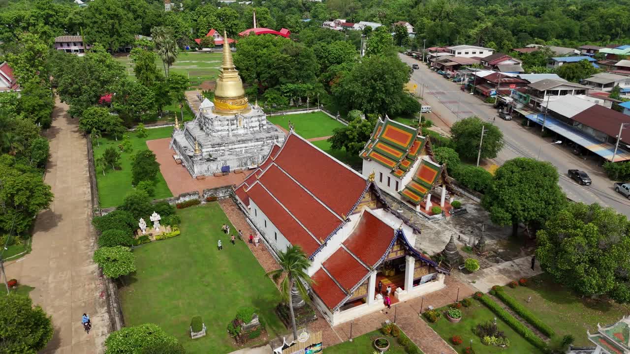 鸟瞰图Wat Phra Borommathat Thung Yang寺是泰国北达叻底省重要的古代寺庙。视频下载