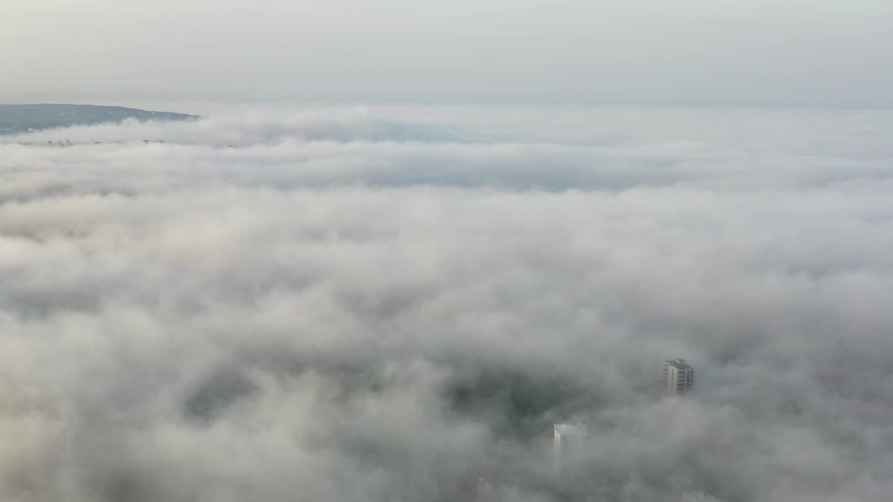 土耳其Samsun市阴天的Atakum市鸟瞰图。4K分辨率。视频素材