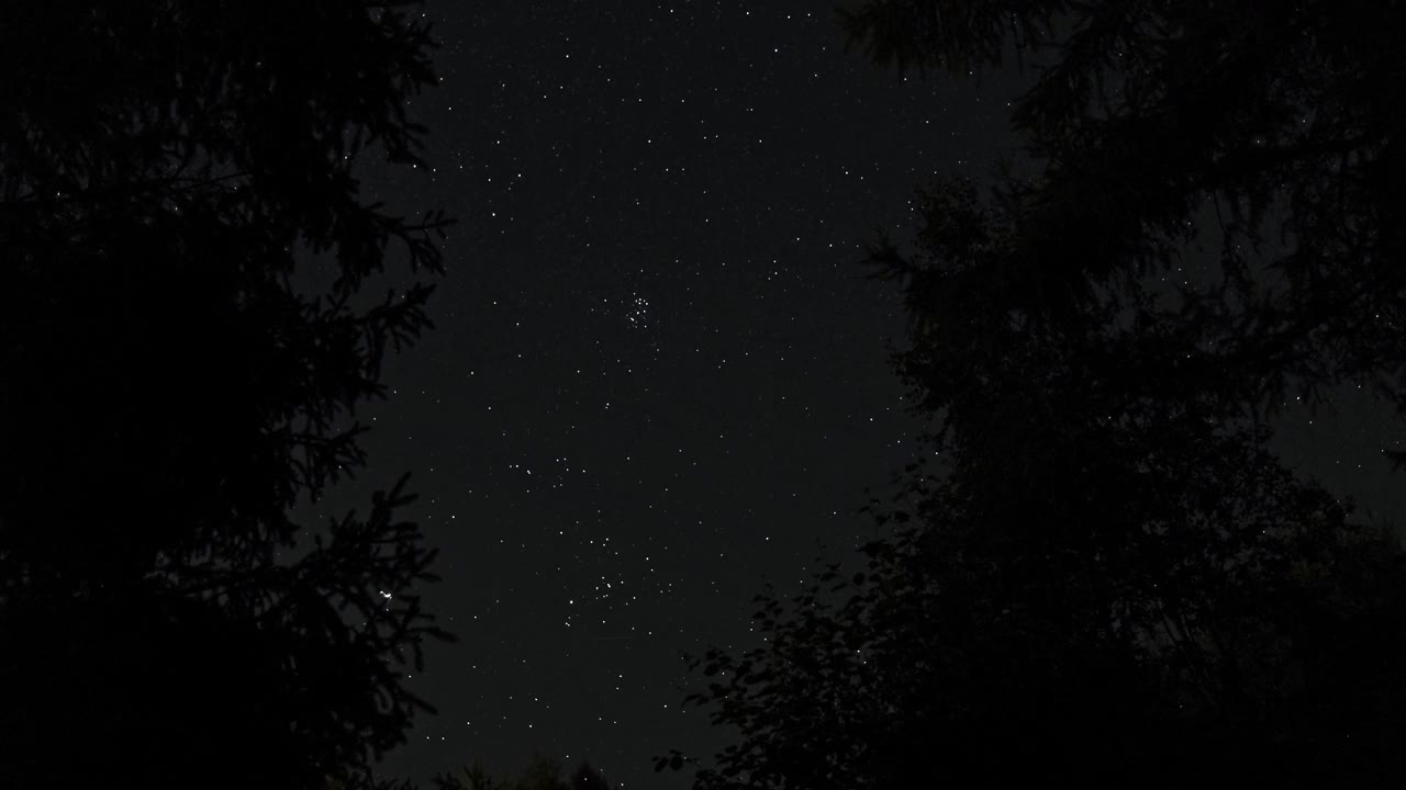 夜空昴宿星团和明亮的木星合在一起视频素材