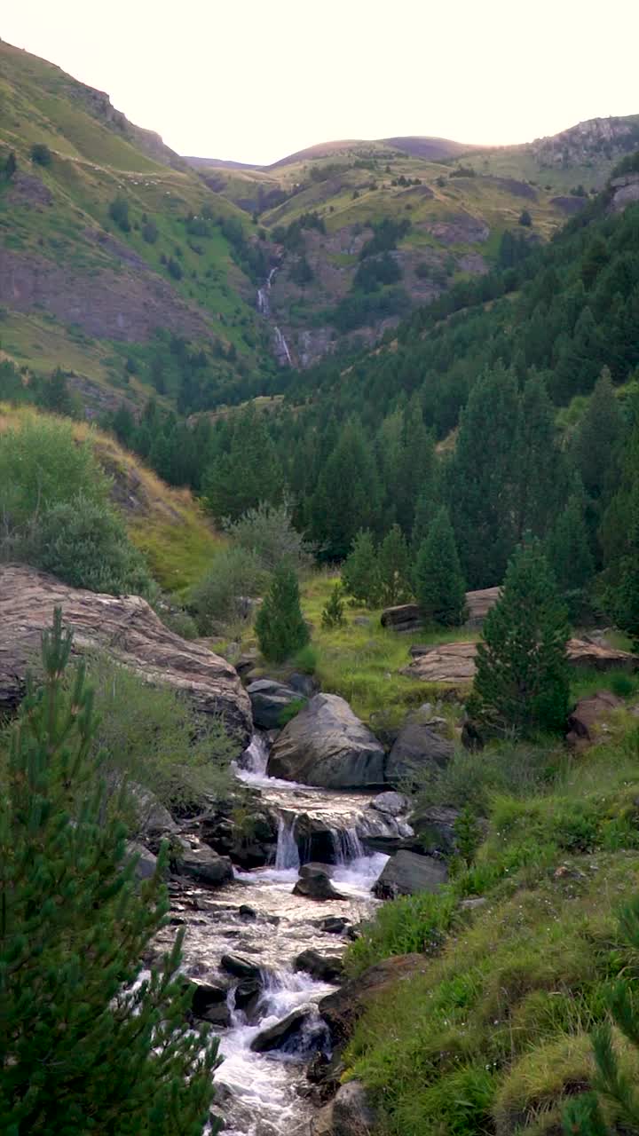 有山有瀑布的风景视频素材