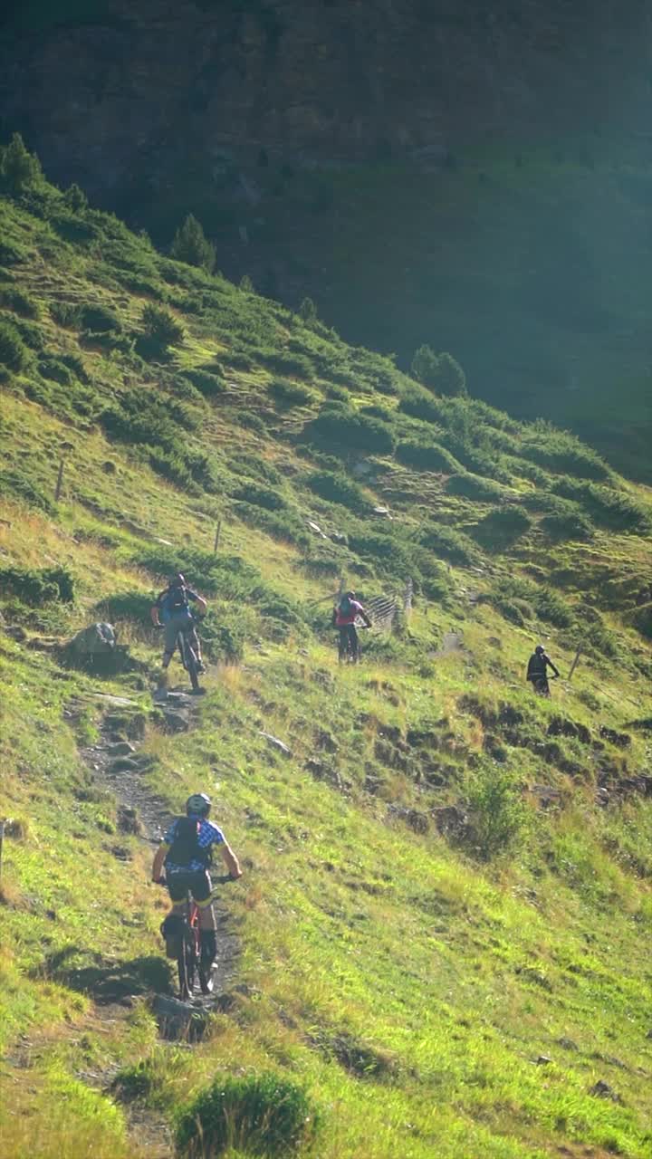 人们在山上骑自行车视频素材