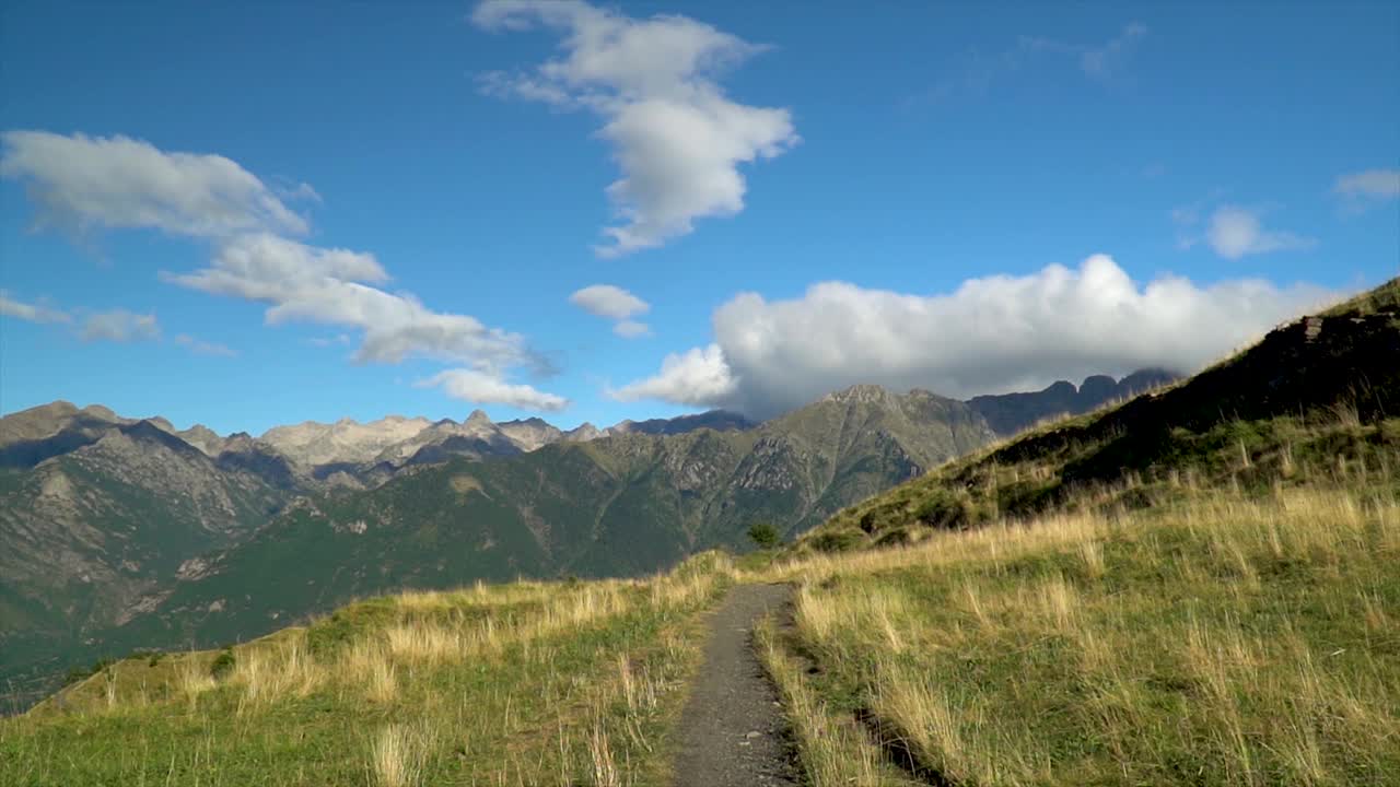 风景走在一条小路上的山脉背景，POV视图视频下载