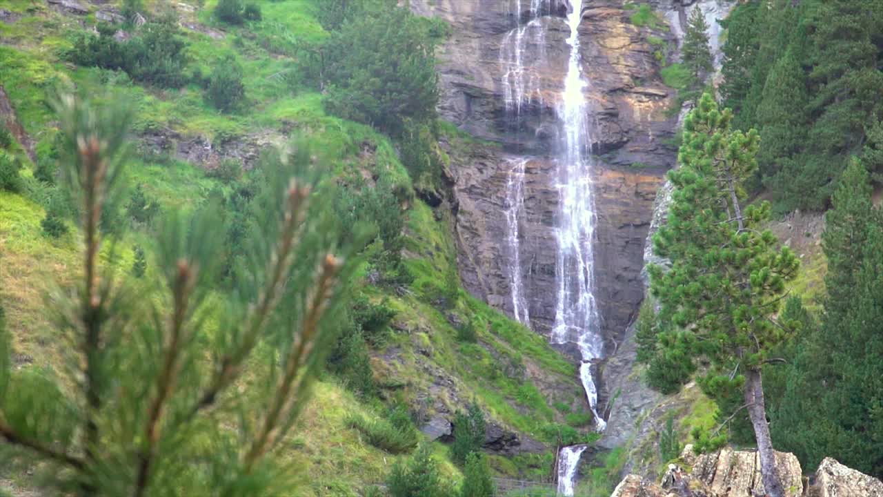 有山有瀑布的风景视频素材