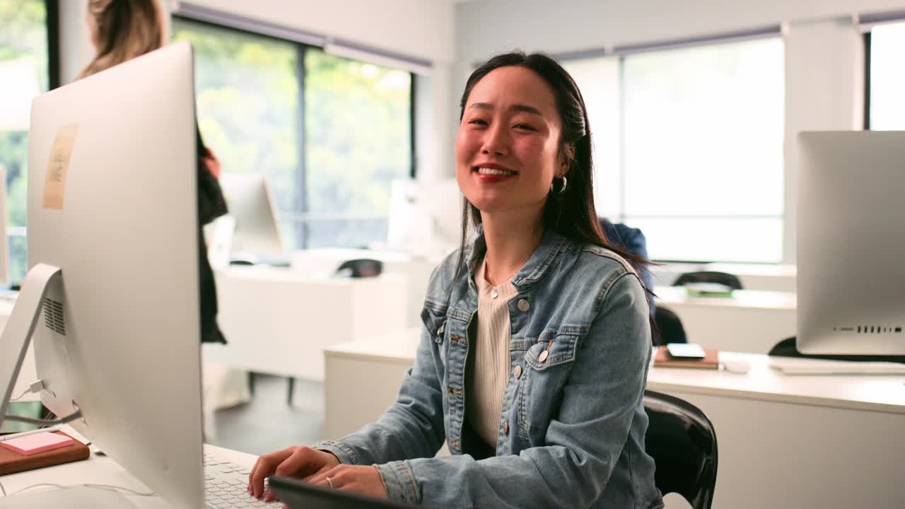 微笑的大学生在繁忙的教室里学习视频素材