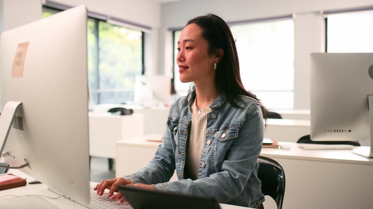 繁忙的大学课堂中专注的女学生研究视频素材