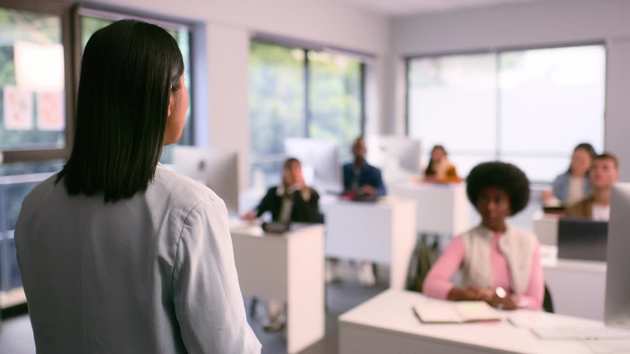 现代课堂环境下的多元化学生群体视频素材