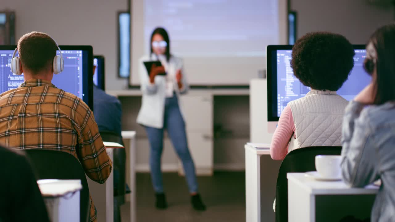 学生们在计算机编程课上合作视频素材