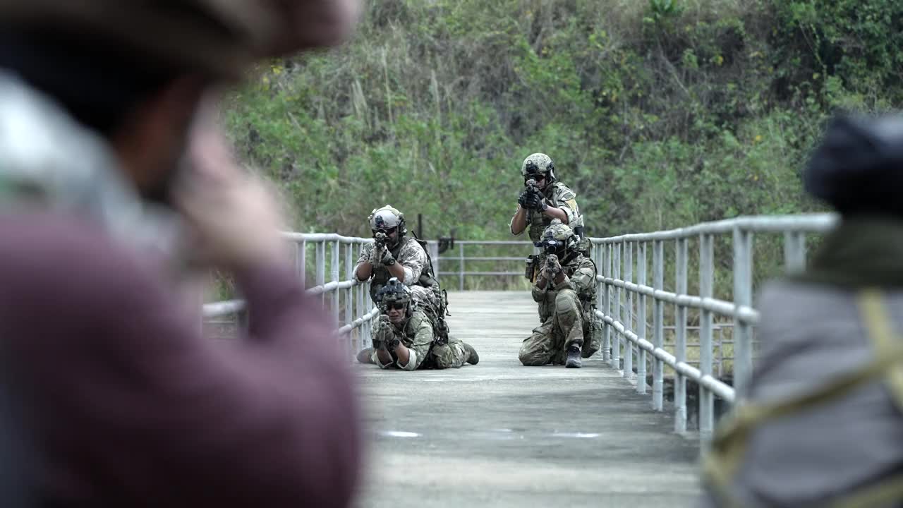 全副武装的士兵迅速进入与敌人交战的区域。在军事训练或战斗前的军事区域。新型战斗风格的现代军事装备。视频素材