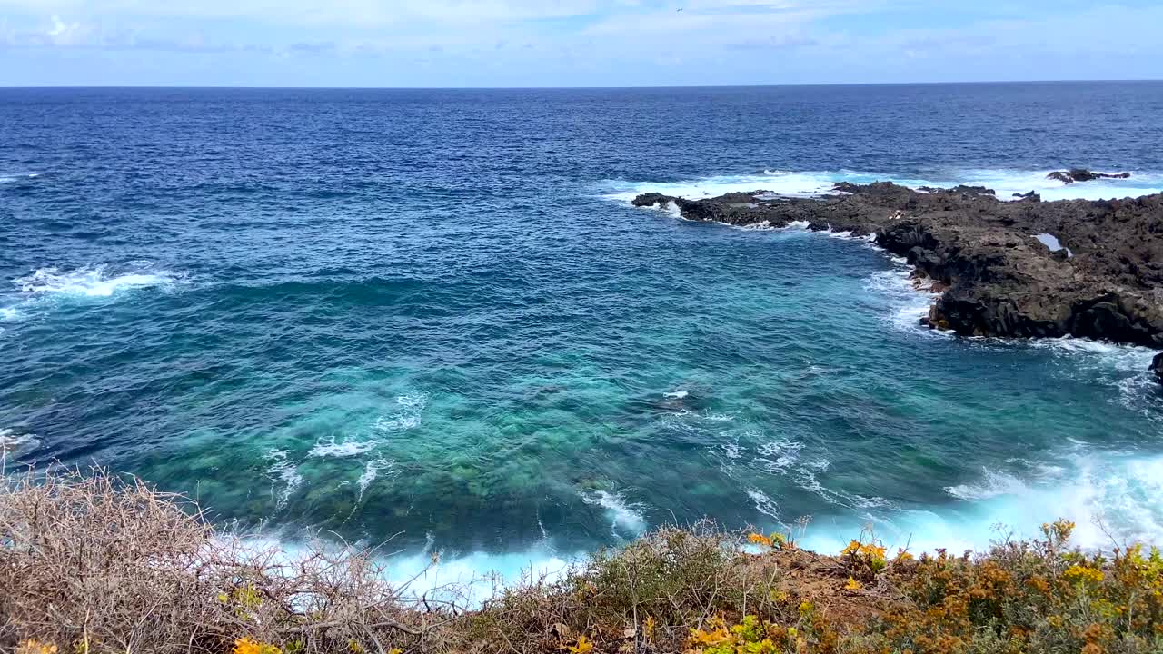 西班牙加那利群岛，特内里费岛，北布埃纳维斯塔，蔚蓝的大西洋海水，悬崖，海浪。视频下载