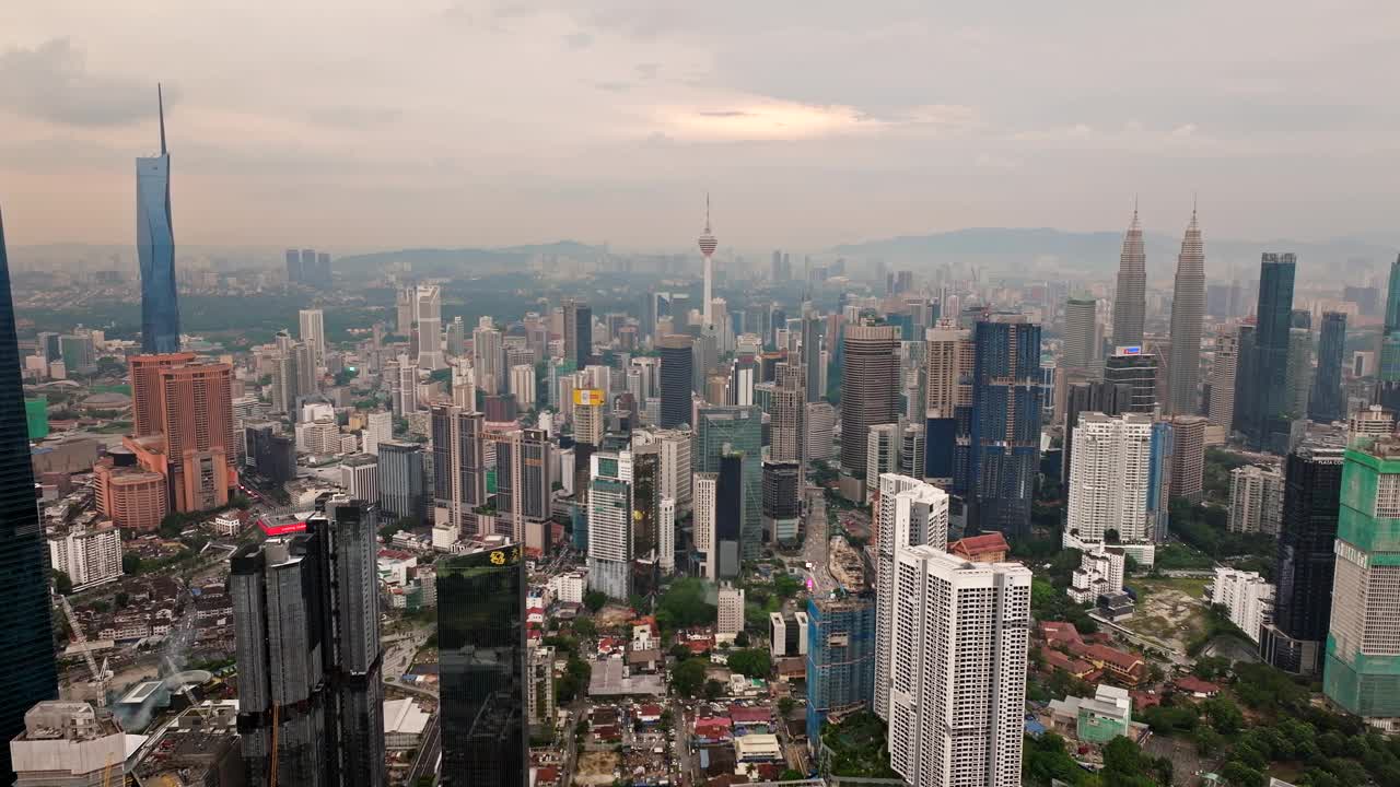 鸟瞰吉隆坡标志性的天际线和日落时的摩天大楼视频素材