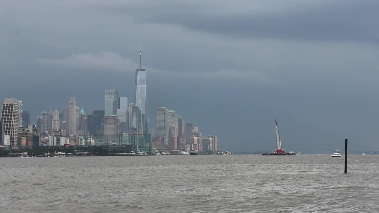 纽约天际线后面的闪电和哈德逊河驳船(光电风暴雨雷)击中视频下载