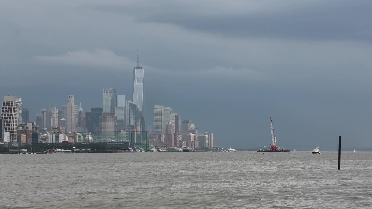 纽约天际线后面的闪电和哈德逊河驳船(光电风暴雨雷)击中视频下载