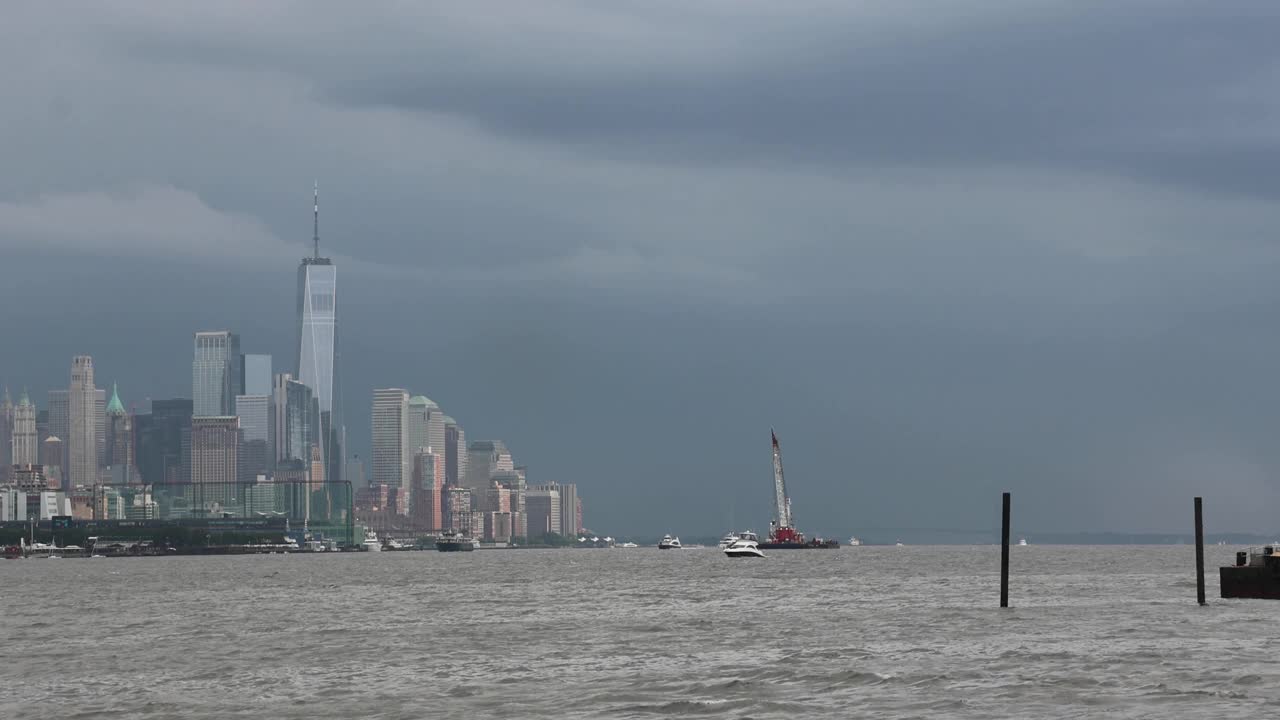 纽约天际线后面的闪电和哈德逊河驳船(光电风暴雨雷)击中视频素材