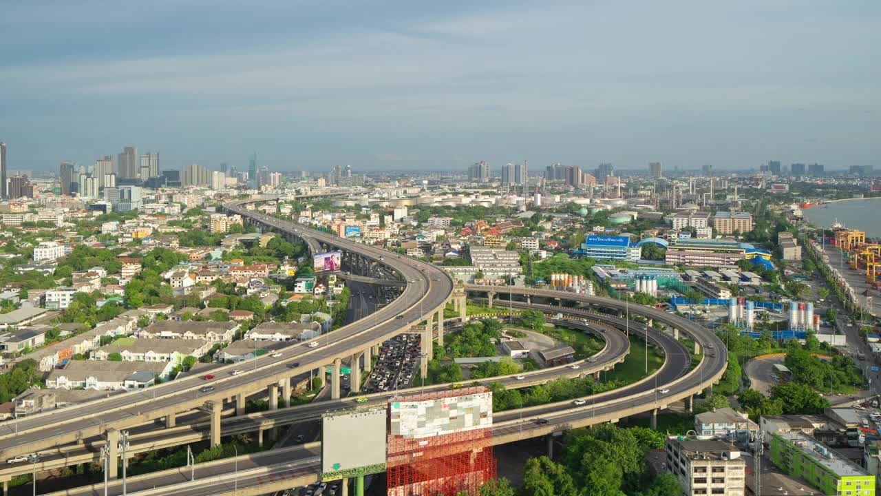 曼谷市区的鸟瞰图。亚洲智慧城市的金融区和商业中心。摩天大楼和高层建筑。泰国。视频素材