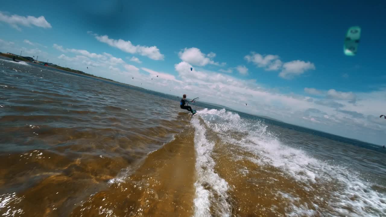 Kiteboarding。乐趣在大海或海湾，极限运动风筝冲浪。从运动相机的角度来看，飞在女运动员身后视频素材