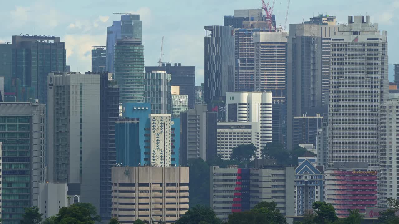 马来西亚联邦直辖区的城市景观，中央商务区高耸的摩天大楼和高耸的商业建筑在天际线上，特写镜头。视频素材