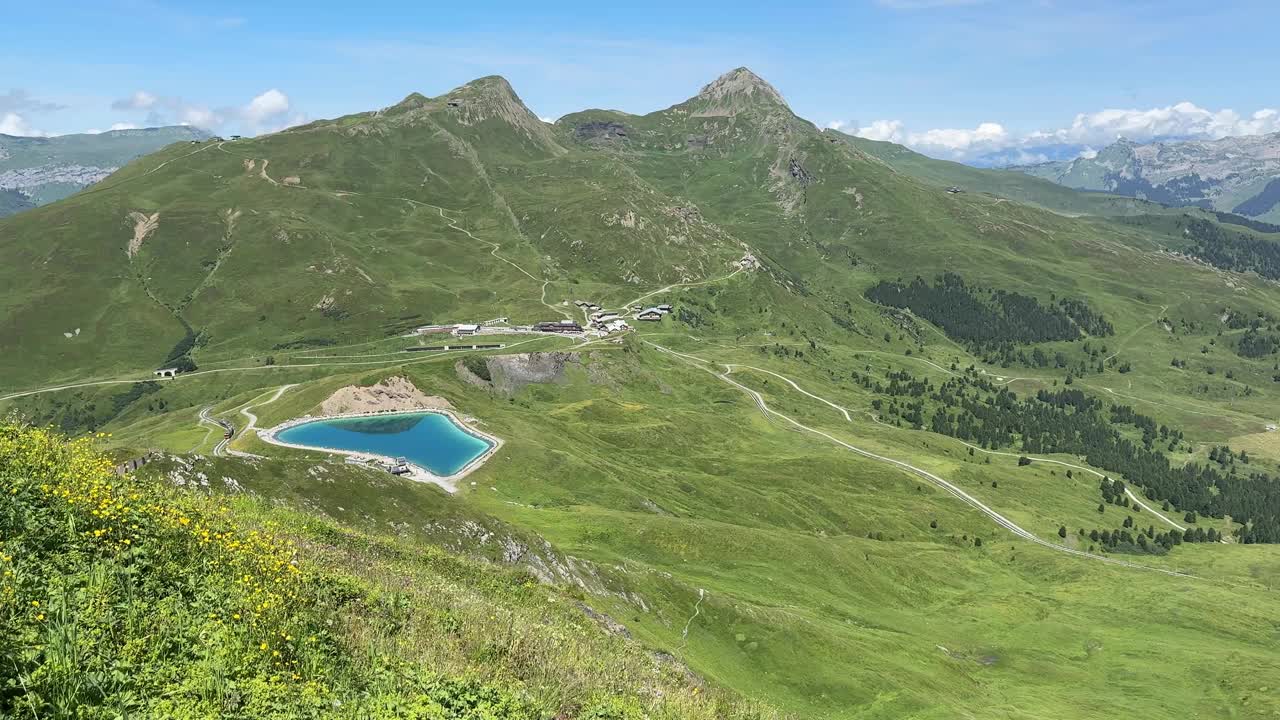 在瑞士阿尔卑斯山脉伯尔尼高地地区的艾格尔小径的平移拍摄一侧视频下载