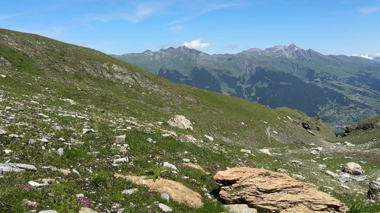 在瑞士阿尔卑斯山脉伯尔尼高地地区的艾格尔小径的平移拍摄一侧视频下载