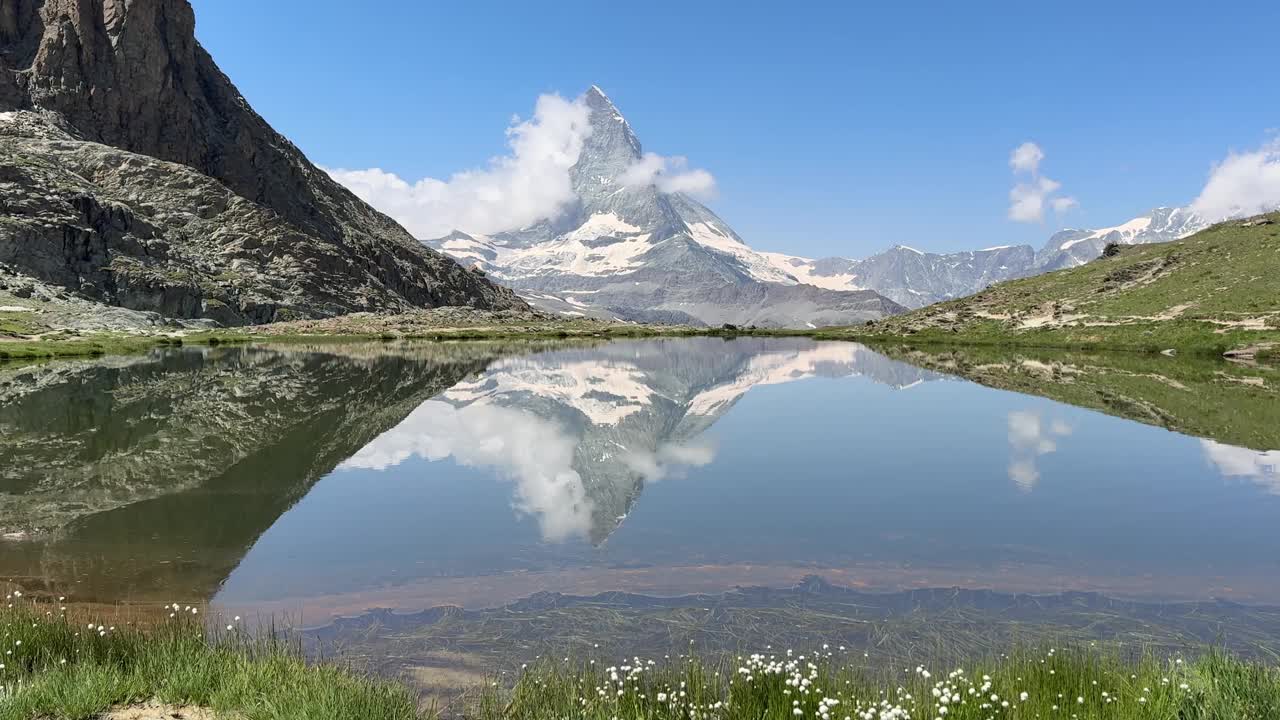 里菲尔湖和马特洪峰在阿尔卑斯山的倒影。瑞士的高山风光视频下载