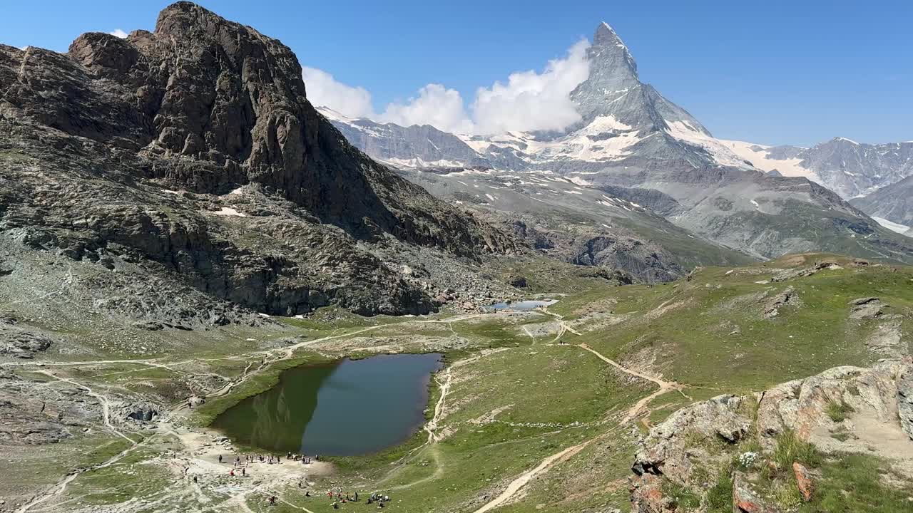 里菲尔湖和马特洪峰在阿尔卑斯山的倒影。瑞士的高山风光视频下载