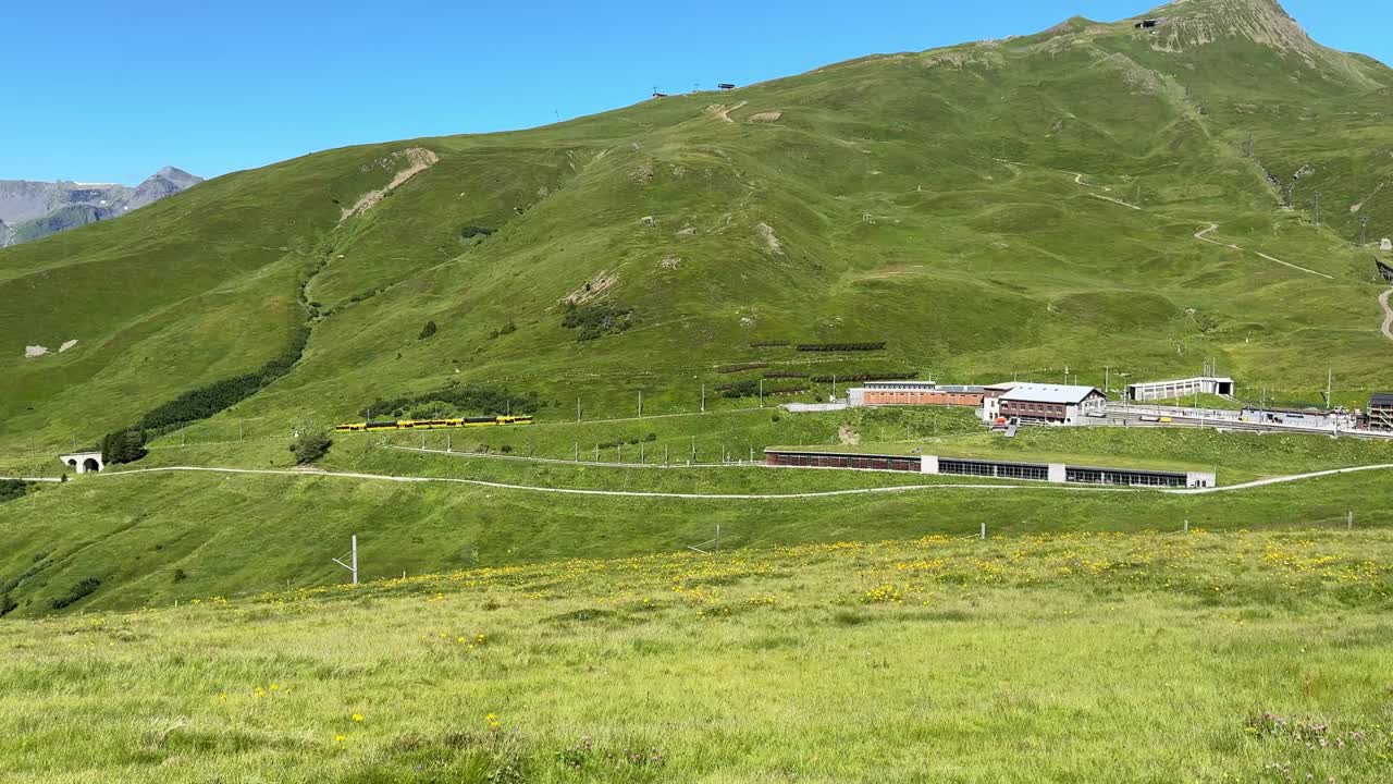 火车站-瑞士火车在夏天从劳特布龙嫩到瑞士阿尔卑斯山的克莱因谢德格视频下载