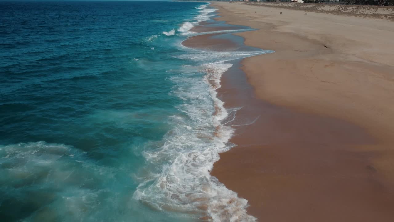 海浪冲击着海滩视频素材