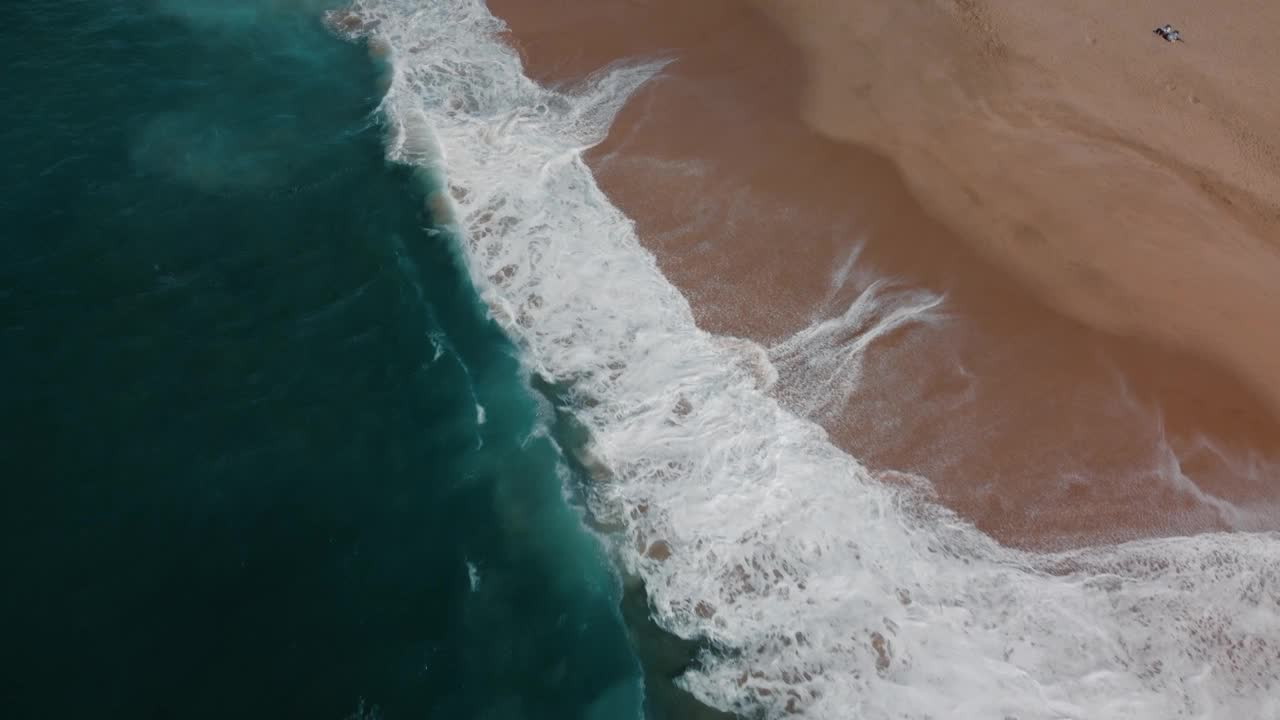 海浪冲击着海滩视频下载