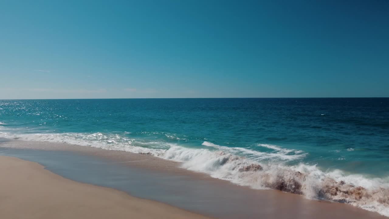 海浪冲击着海滩视频素材