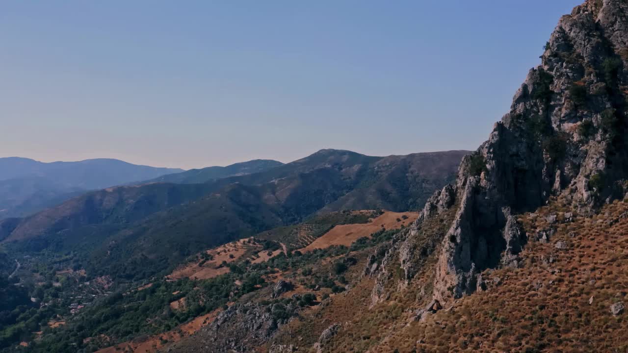 镜头在山脉上平移，露出峰顶视频素材