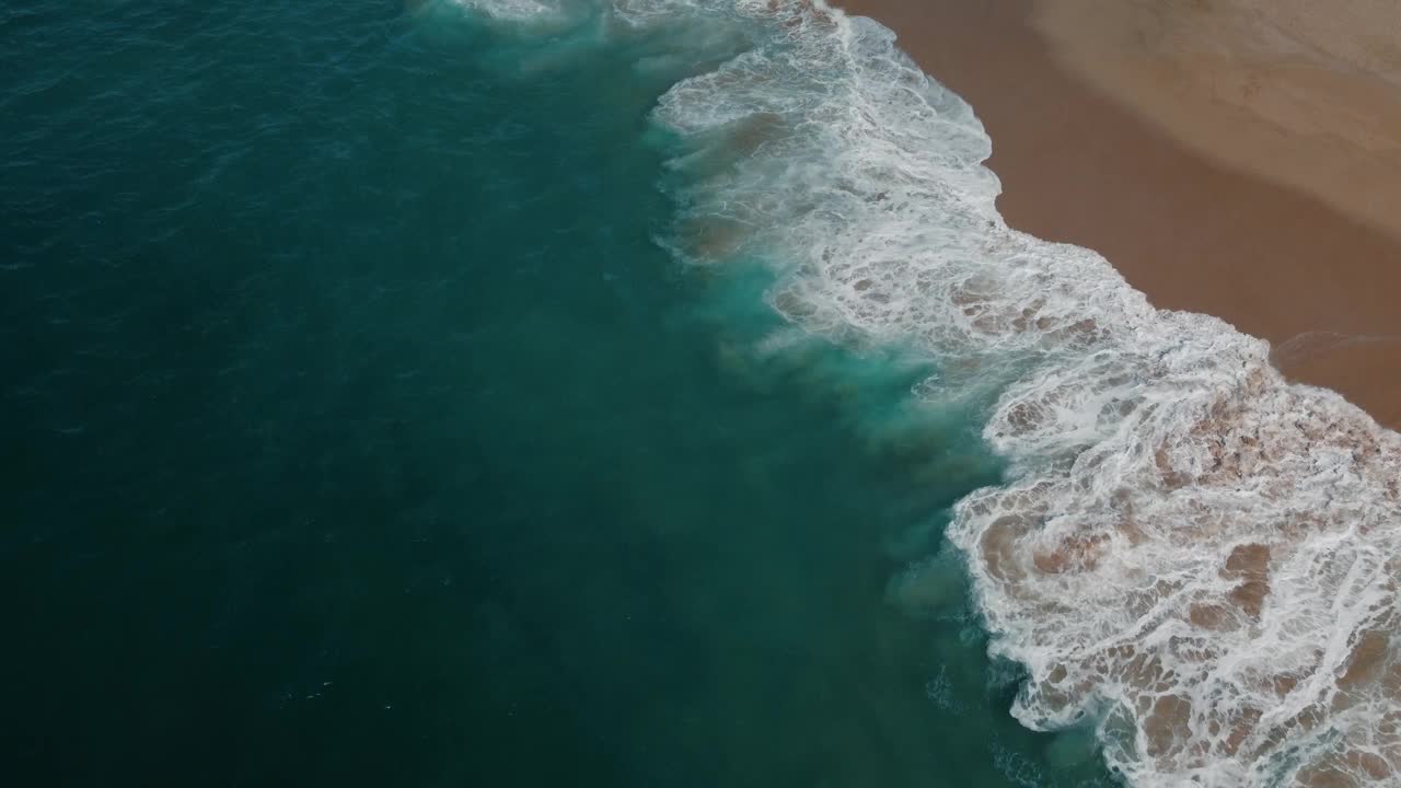 海浪冲击着海滩视频下载