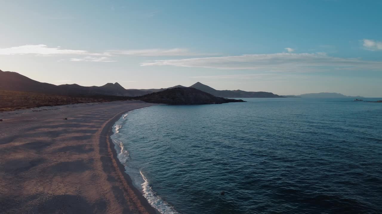 日落时分的萨尔蒂托海滩视频素材