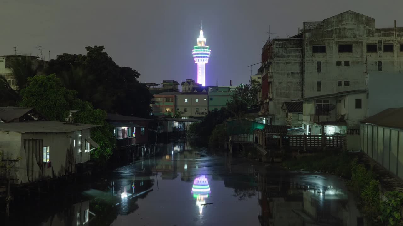 泰国城市里的沙末普拉干观景塔上有河流的倒影。视频素材