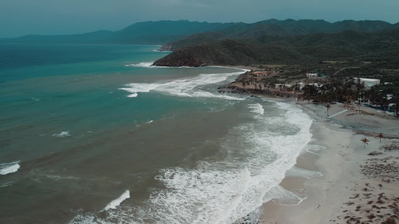 风暴期间的科尔特斯海视频素材