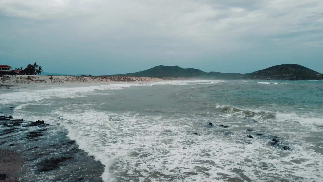 风暴期间的科尔特斯海视频素材