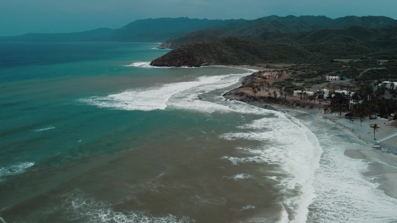 风暴期间的科尔特斯海视频素材