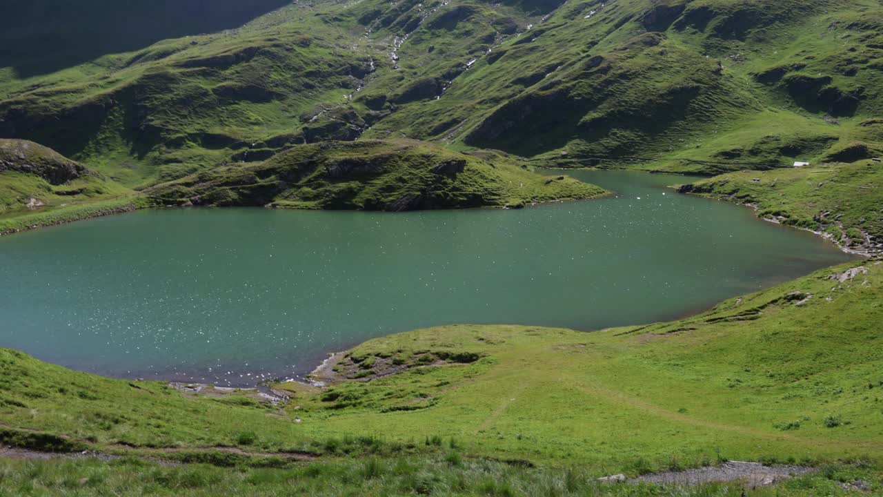 青山上波光粼粼的青山湖，建立视频下载