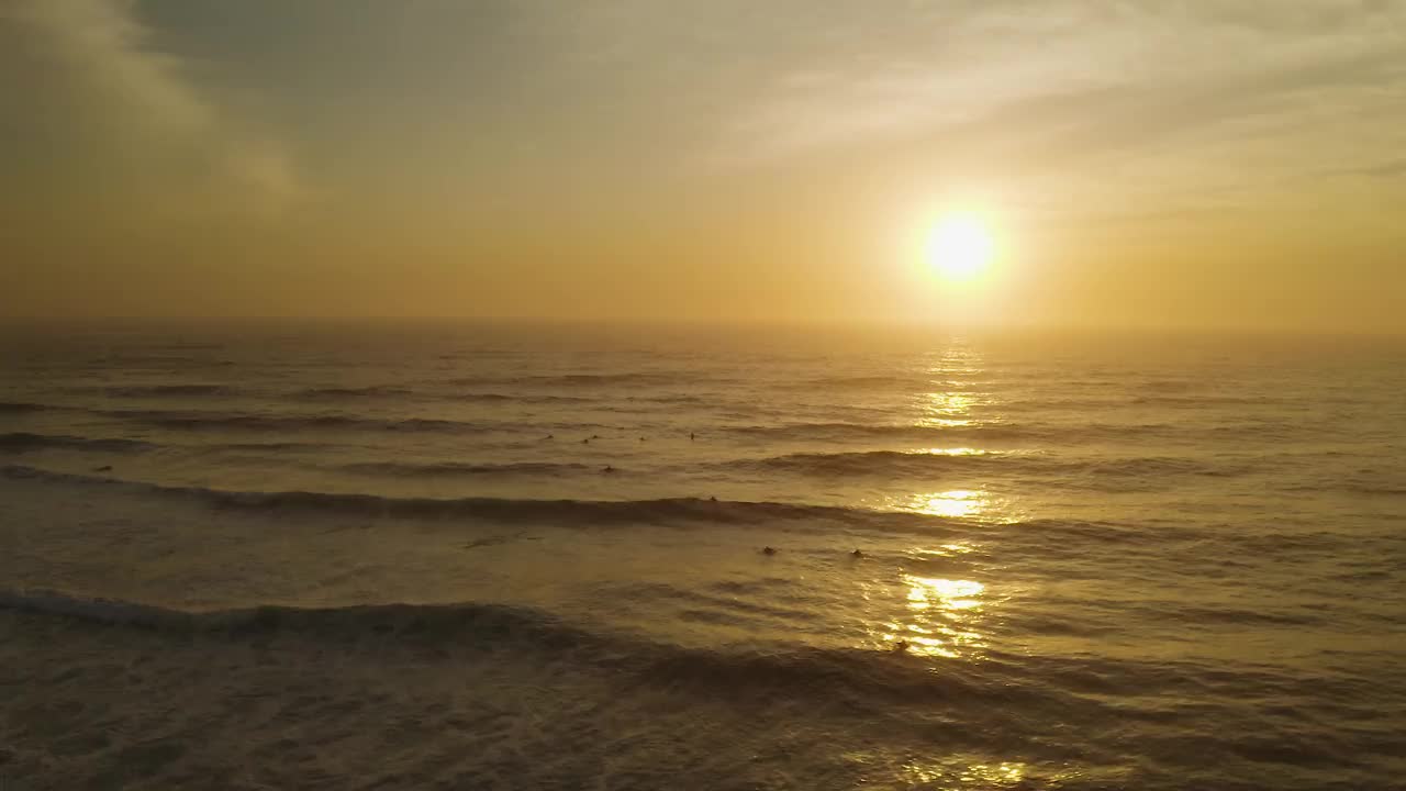 海上日出地平线的鸟瞰图。无人机鸟瞰太平洋上空美丽的早晨日出。太阳路径在海面上反射。大自然的美。视频素材