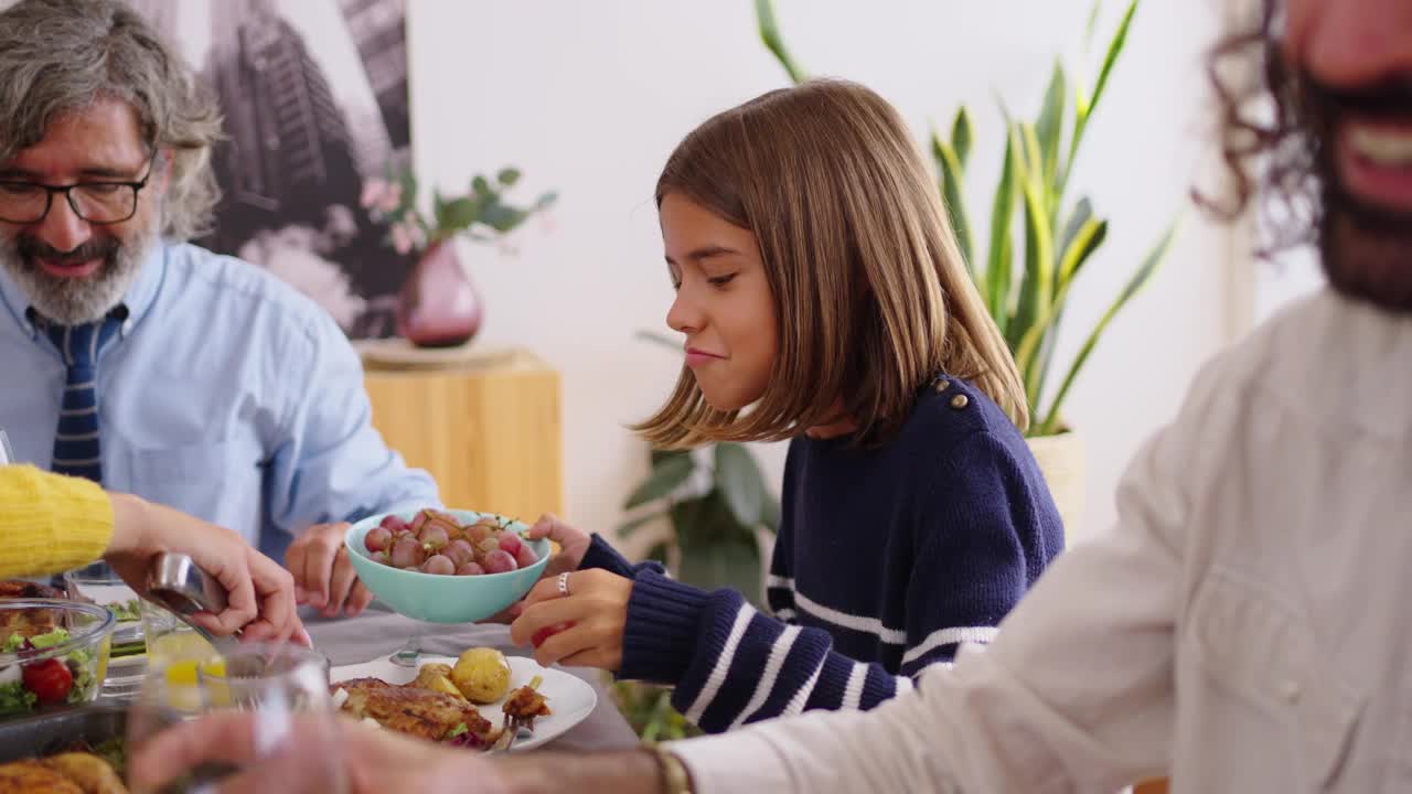 欢快的白种人聚集在室内的桌子旁吃着食物视频下载