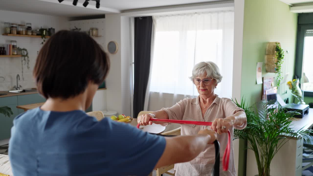 一位老年妇女与多种族理疗师一起做运动的特写视频素材