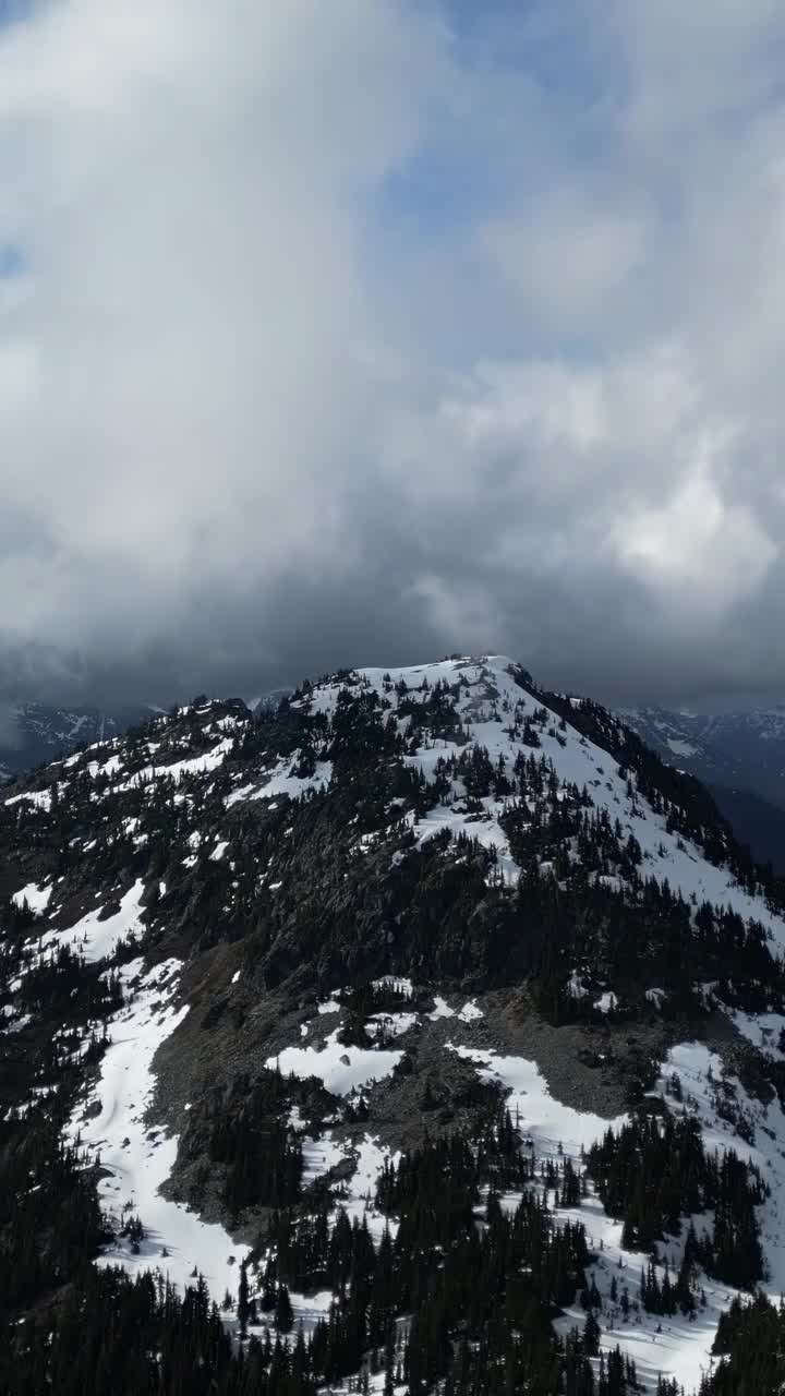 多雪的加拿大山峰。加拿大不列颠哥伦比亚省。视频素材