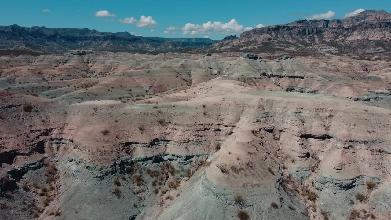 无人机视图的绿色山脉在下加利福尼亚州南部，墨西哥-铜丰富的地形视频素材