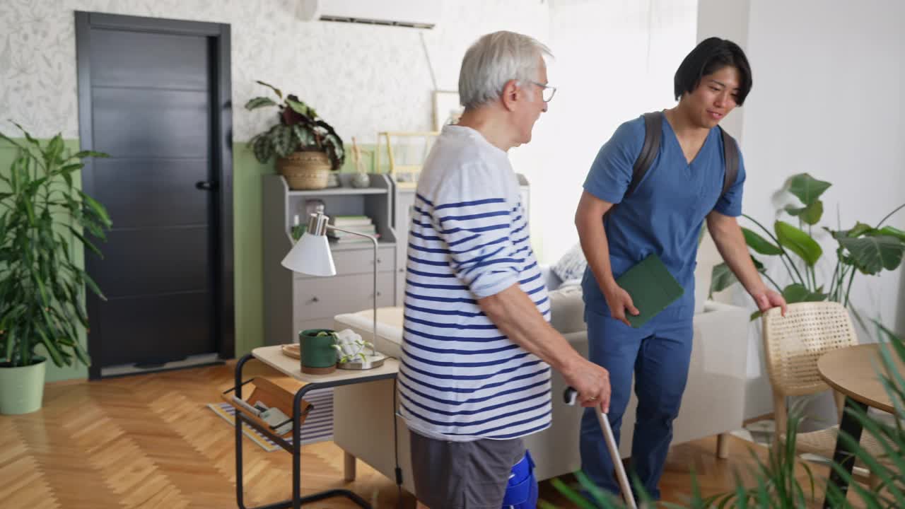 多种族理疗师在看望一个受伤的人视频下载