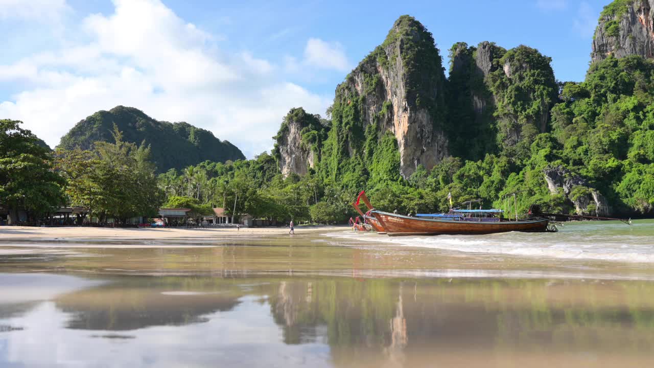 开阔的自然景观清晨长尾船在海滩上，与游客享受他们的时间玛雅湾，皮皮岛泰国甲米夏视频素材