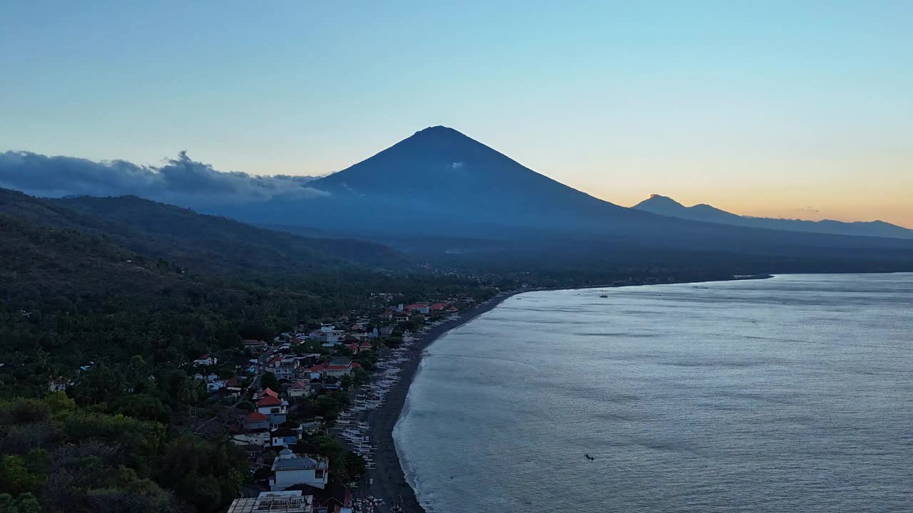 夕阳下的海岸线和火山。无人机在巴厘岛拍摄的超缩图视频素材