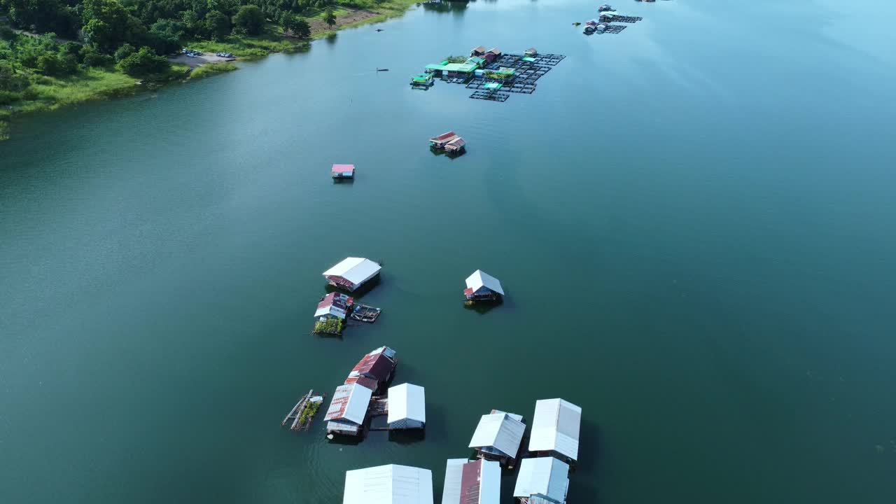 泰国北碧府哇集拉隆功大坝上的许多木筏屋。漂浮的房子视频素材