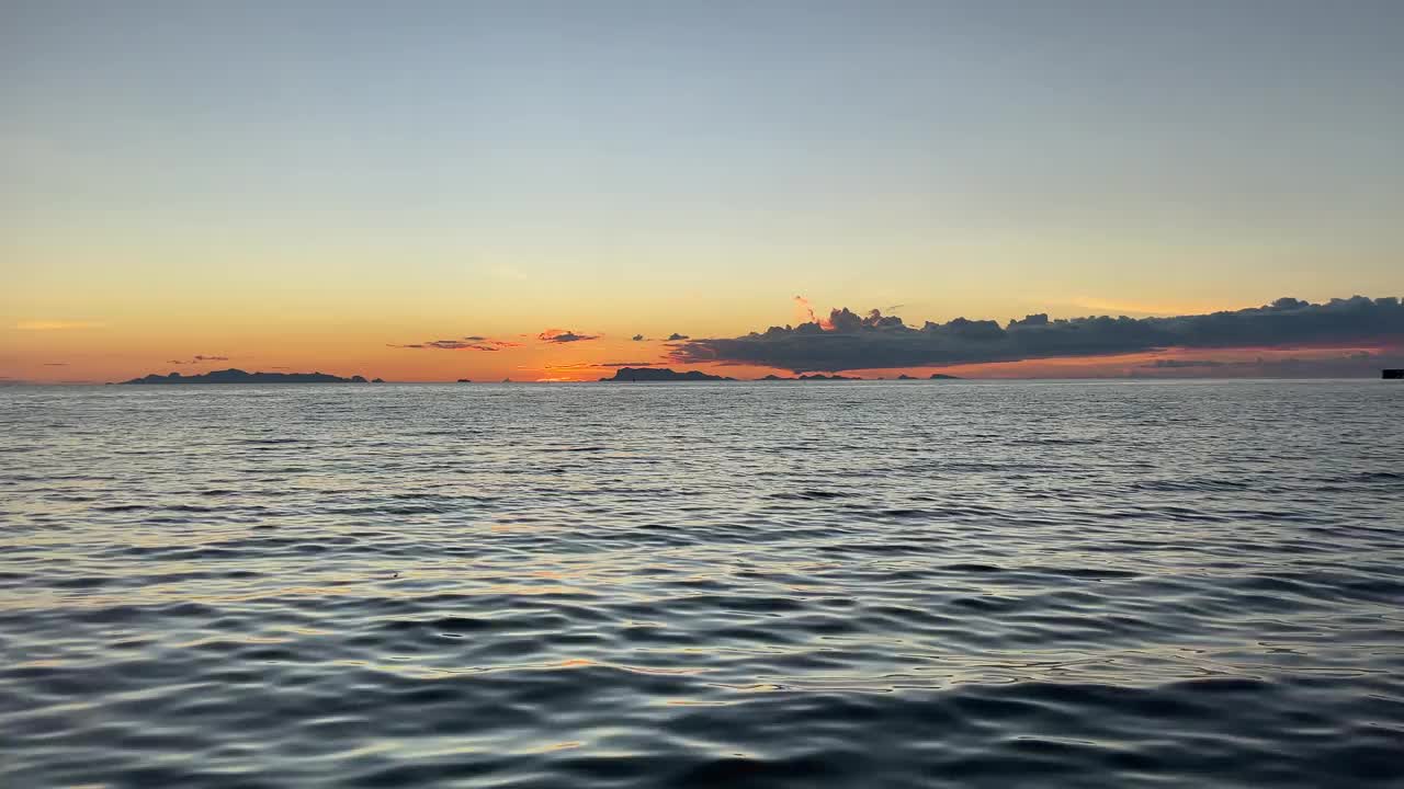 泰国苏梅岛的海沙和日落。视频素材