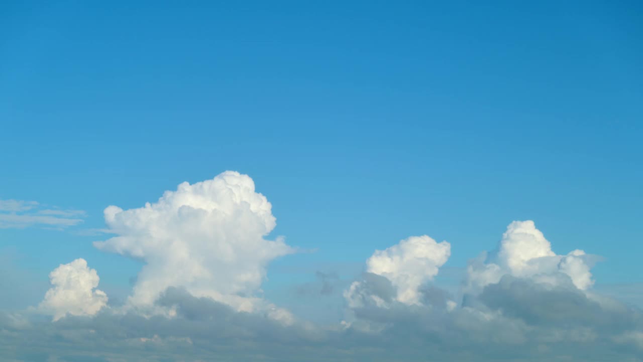 洁白的白云在湛蓝的天空，时光流逝。风景摄影。自然和天气概念视频下载